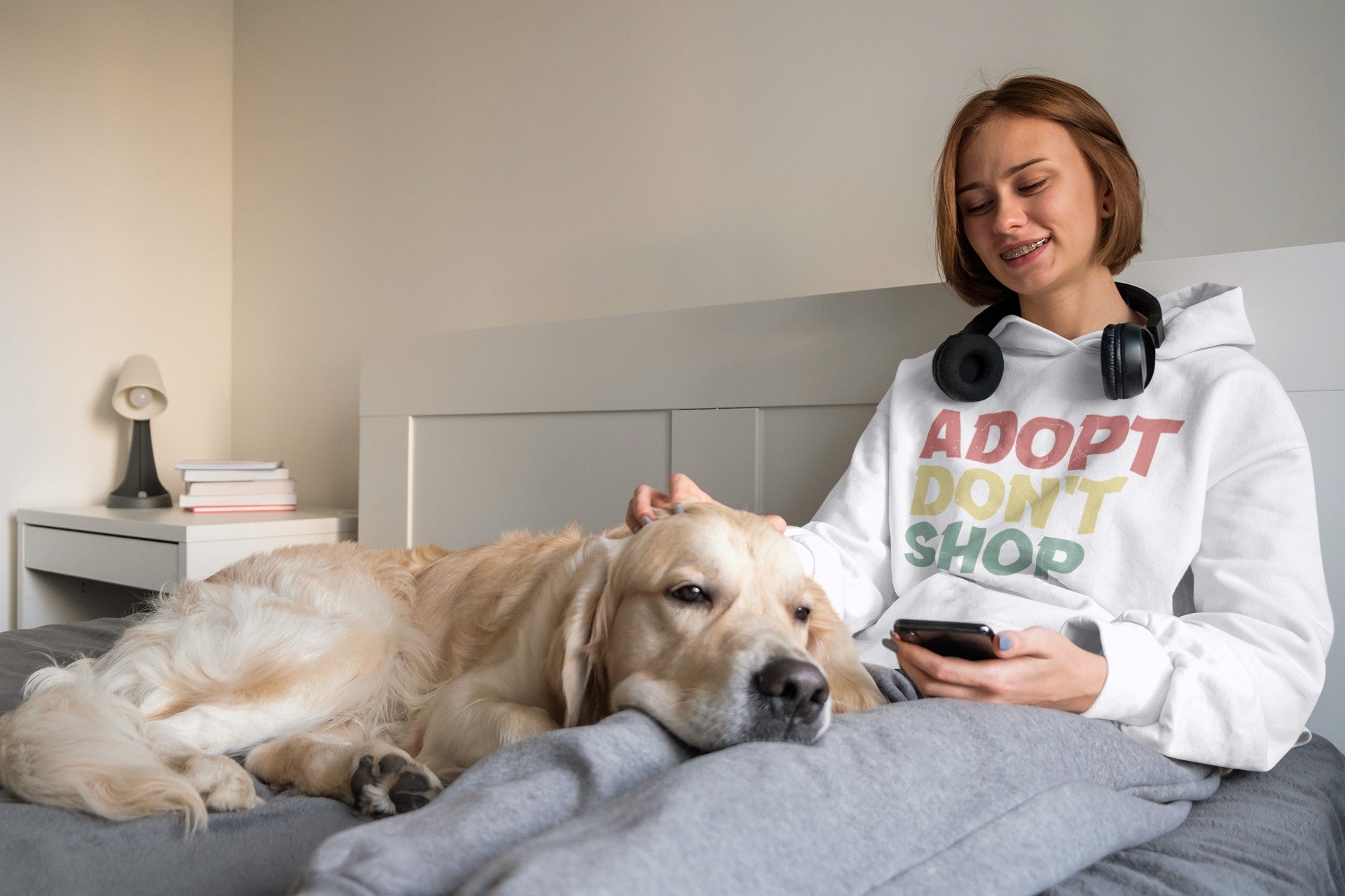 Frau mit personalisiertem Sweatshirt von Pawzlove