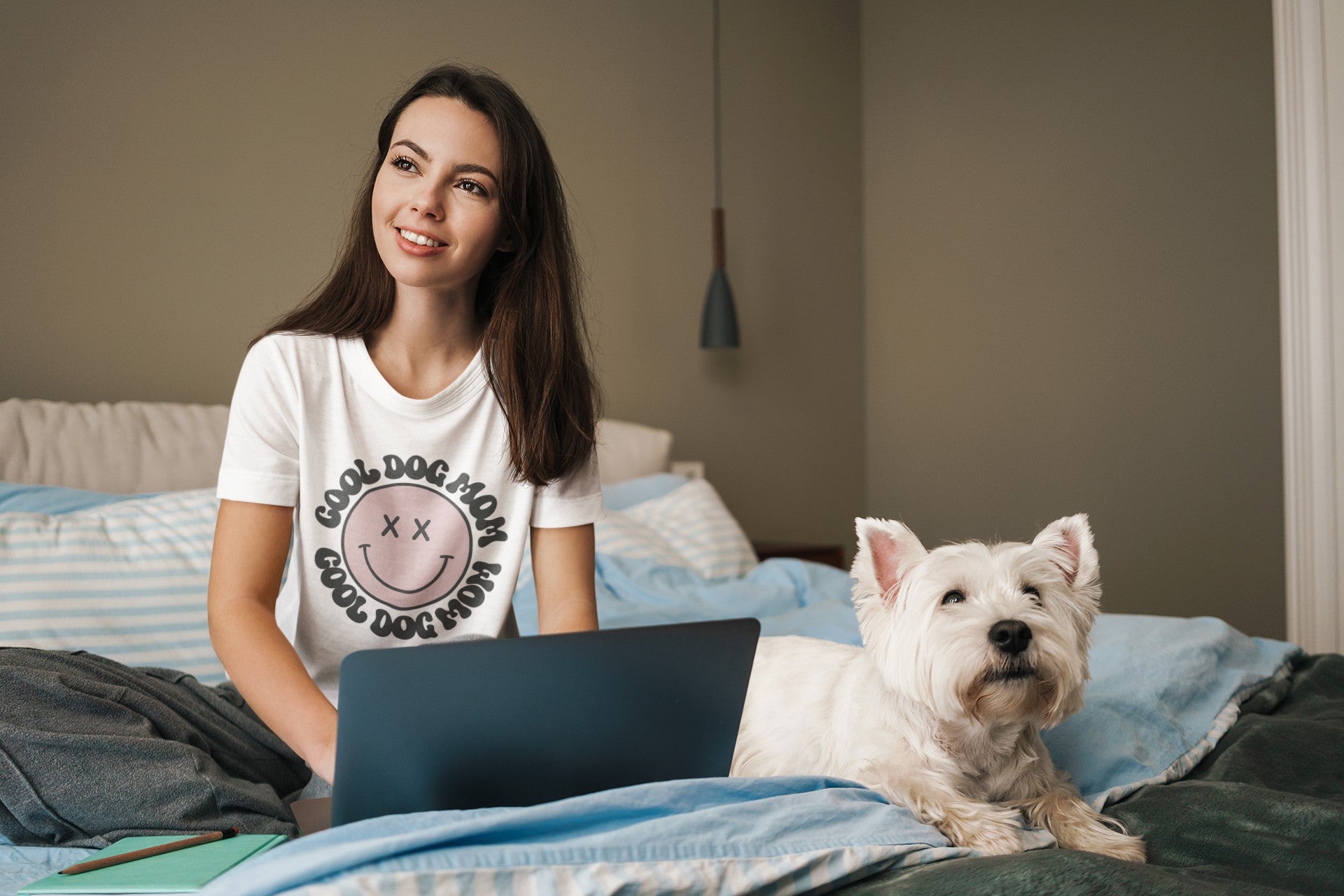 Frau mit T-Shirt Hunde-Mama mit Hund